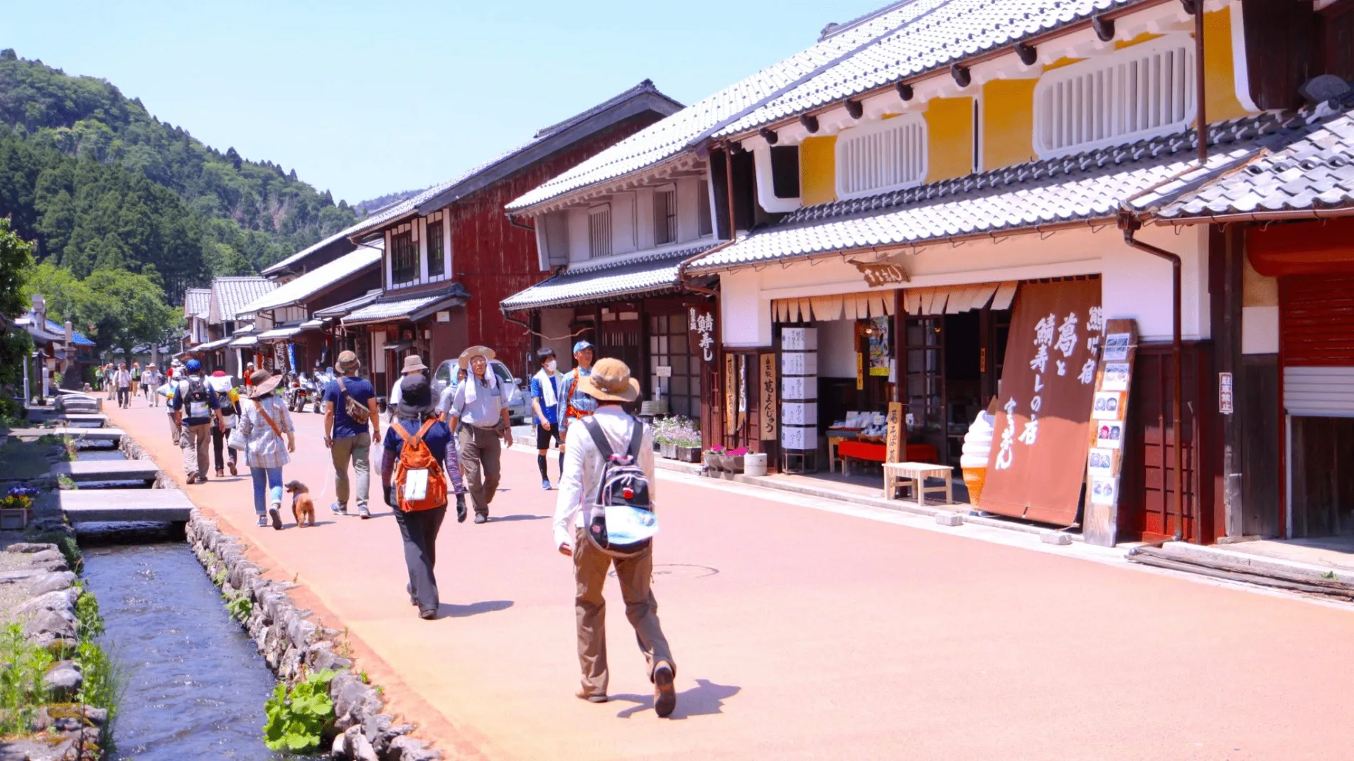 画像：熊川宿を歩く大会参加者